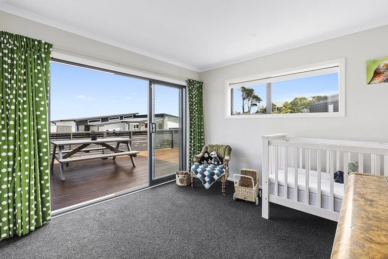 Photo of property in 12 Grumman Lane, Newlands, Wellington, 6037