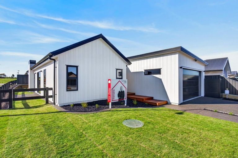 Photo of property in 8 Annie Aranui Drive, Poraiti, 4182