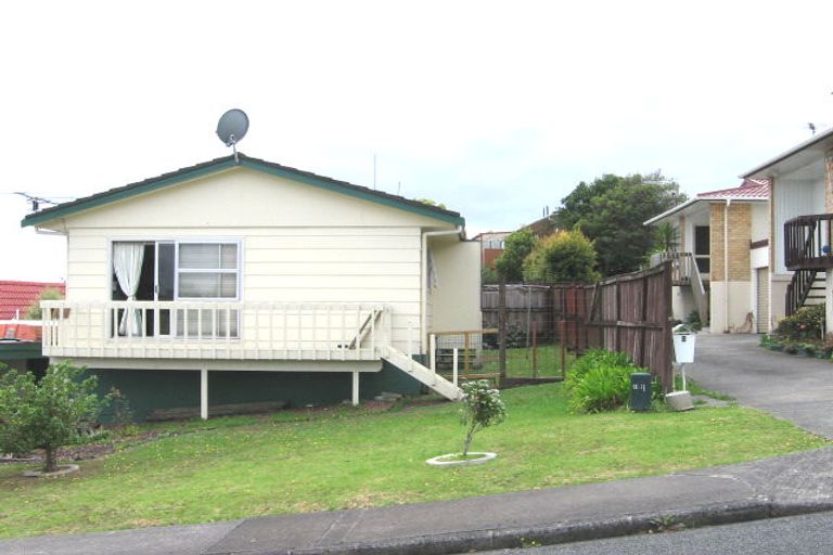 Photo of property in 2/5 Capilano Place, Glenfield, Auckland, 0629