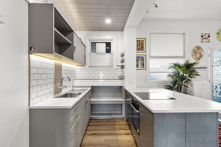 Photo of property in Devonport Apartments, 21/127 Saint Aubyn Street, New Plymouth, 4310