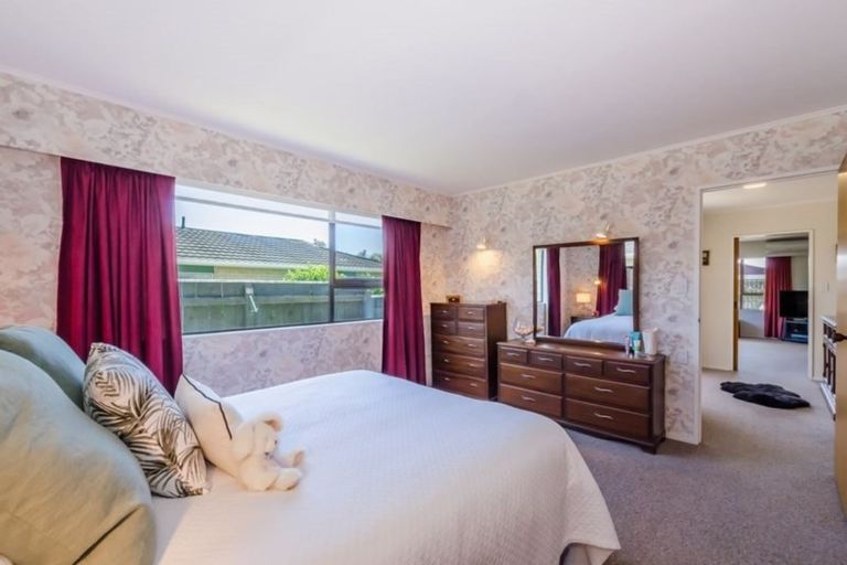 Photo of property in 6 Rewarewa Crescent, Waikanae, 5036