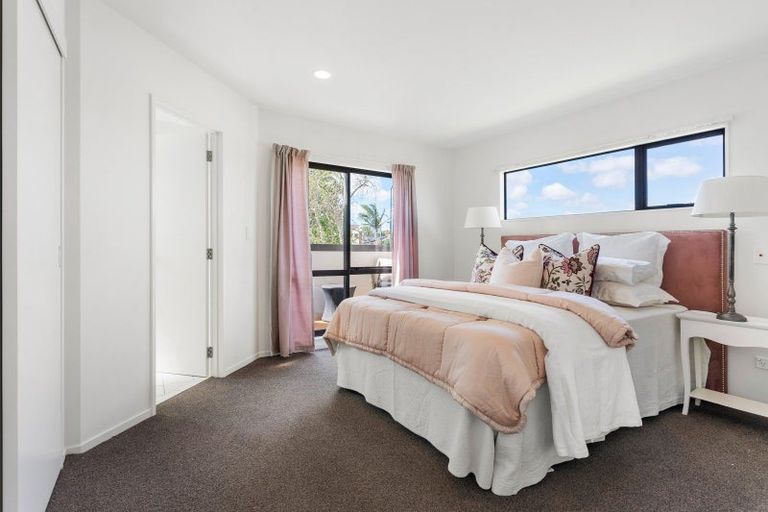 Photo of property in 11 Spalding Rise, Golflands, Auckland, 2013