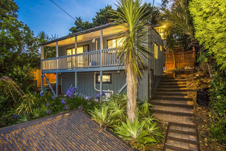 Photo of property in 59 Laingholm Drive, Laingholm, Auckland, 0604