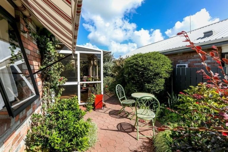 Photo of property in 2/128 Vivian Street, New Plymouth, 4310