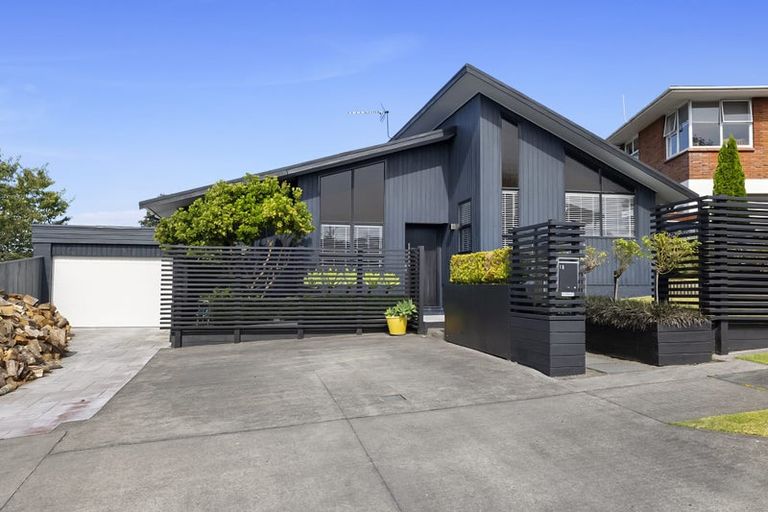 Photo of property in 18 Mayfair Place, Westown, New Plymouth, 4310