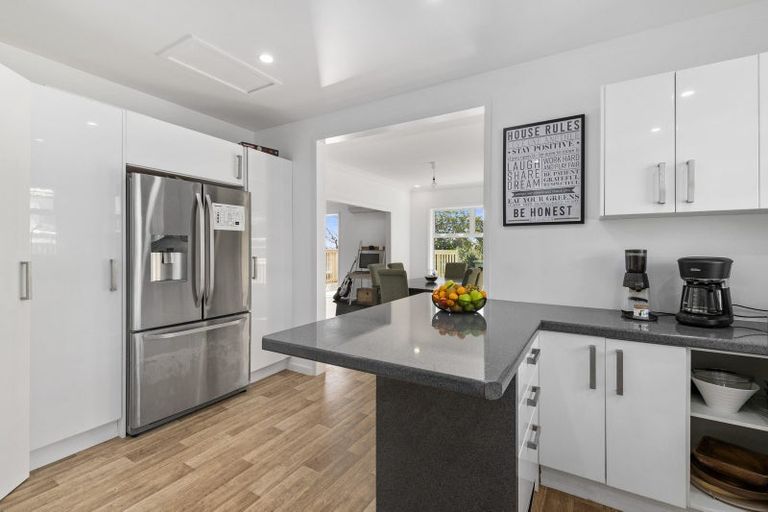 Photo of property in 17 Ruru Street, Waikanae, 5036