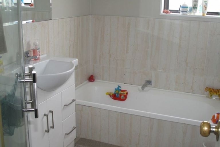 Photo of property in 2/11 Etherton Drive, Weymouth, Auckland, 2103