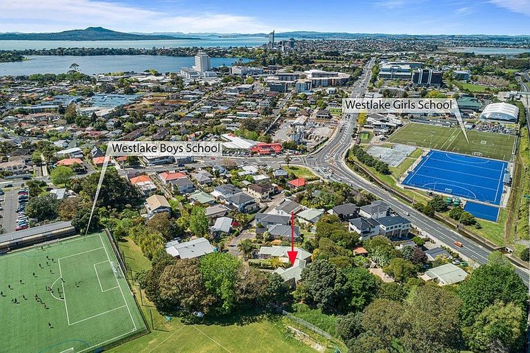 Photo of property in 2/23 Wairau Road, Forrest Hill, Auckland, 0627