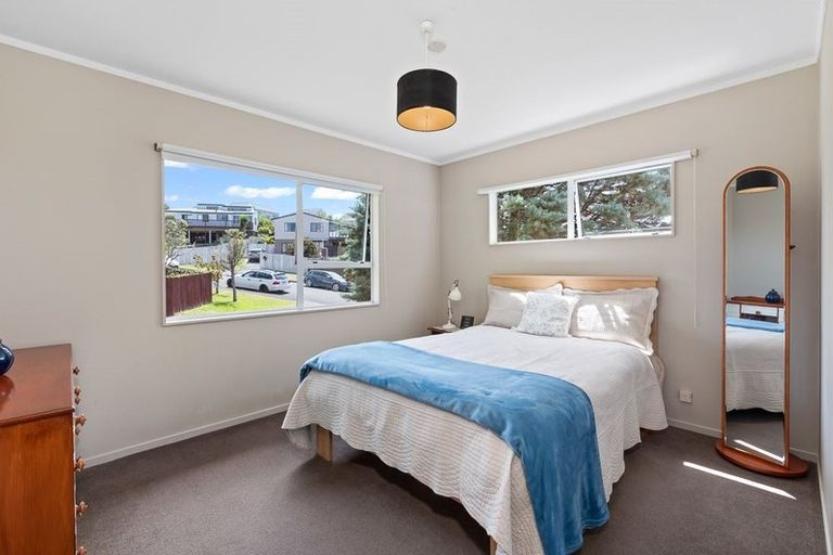 Photo of property in 1/76 Totaravale Drive, Totara Vale, Auckland, 0629