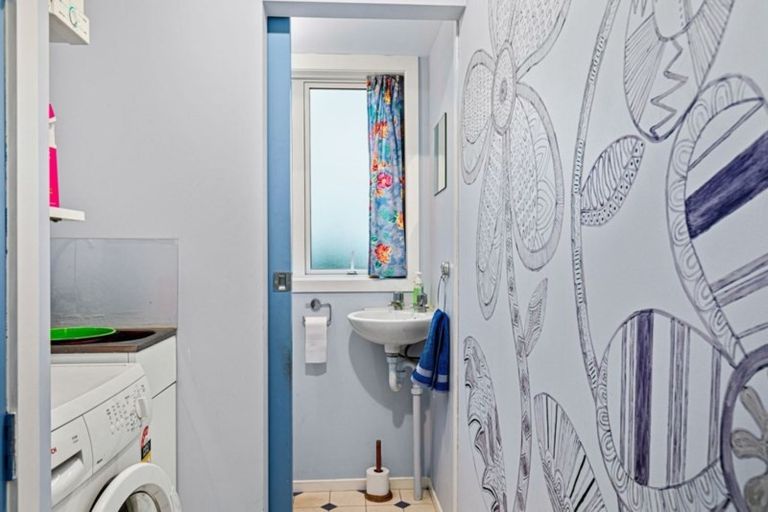 Photo of property in 16 Tiki Street, New Lynn, Auckland, 0600