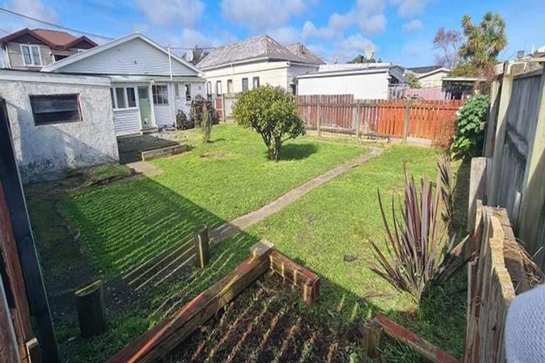 Photo of property in 37 Bay Street, Petone, Lower Hutt, 5012