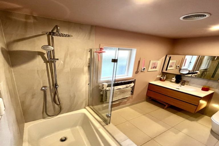 Photo of property in 52 Flanshaw Road, Te Atatu South, Auckland, 0610