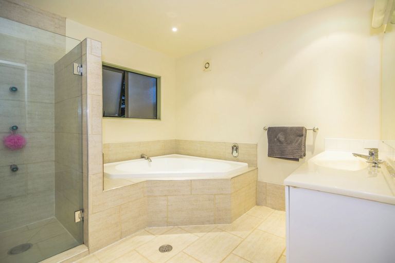 Photo of property in 59 Laingholm Drive, Laingholm, Auckland, 0604