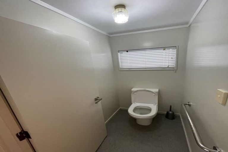 Photo of property in 2/191 Glenfield Road, Hillcrest, Auckland, 0627