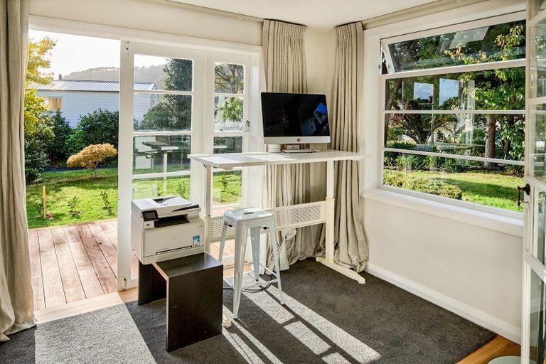 Photo of property in 10 Walter Road, Lowry Bay, Lower Hutt, 5013