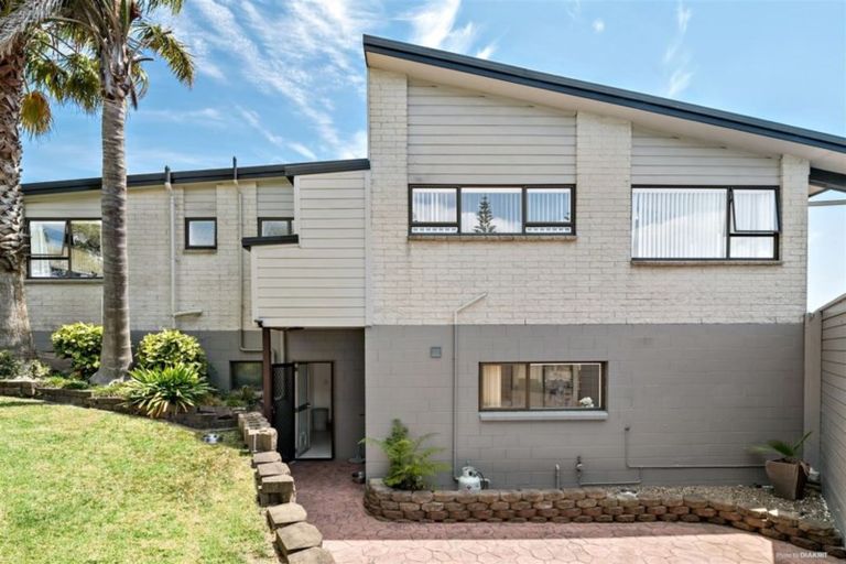 Photo of property in 8 Halldene Terrace, Red Beach, 0932