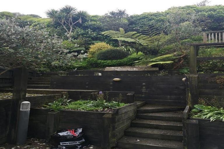 Photo of property in 41 Dress Circle, Newlands, Wellington, 6037