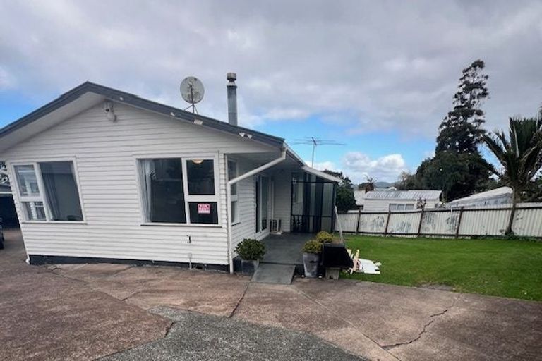 Photo of property in 11 Blue Way, Glendene, Auckland, 0602