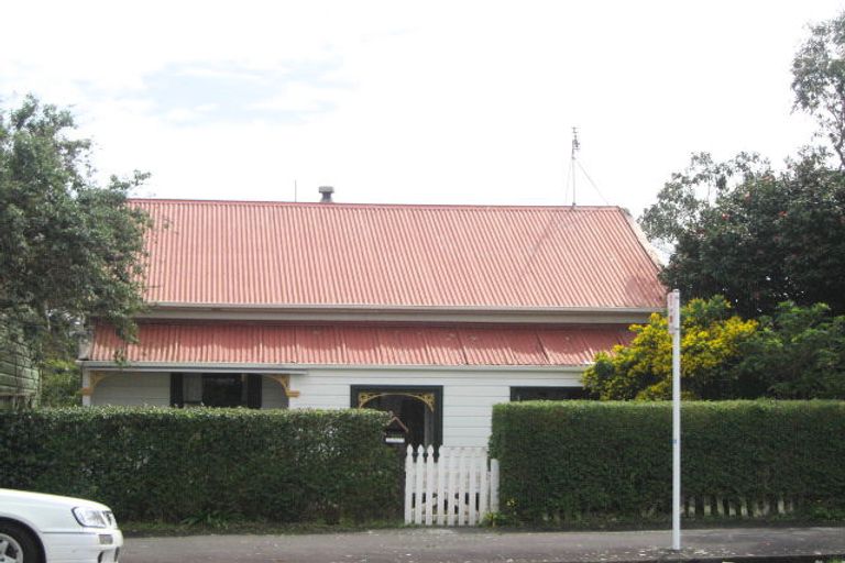 Photo of property in 240 Devon Street West, New Plymouth, 4310