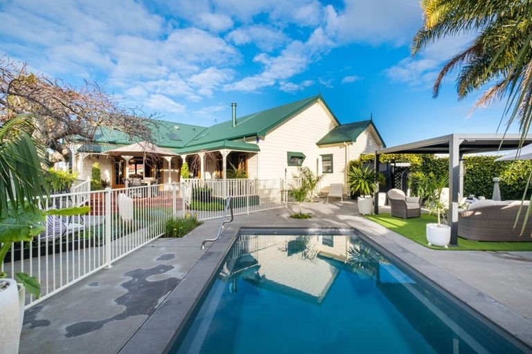 Photo of property in 100 Church Road, Taradale, Napier, 4112