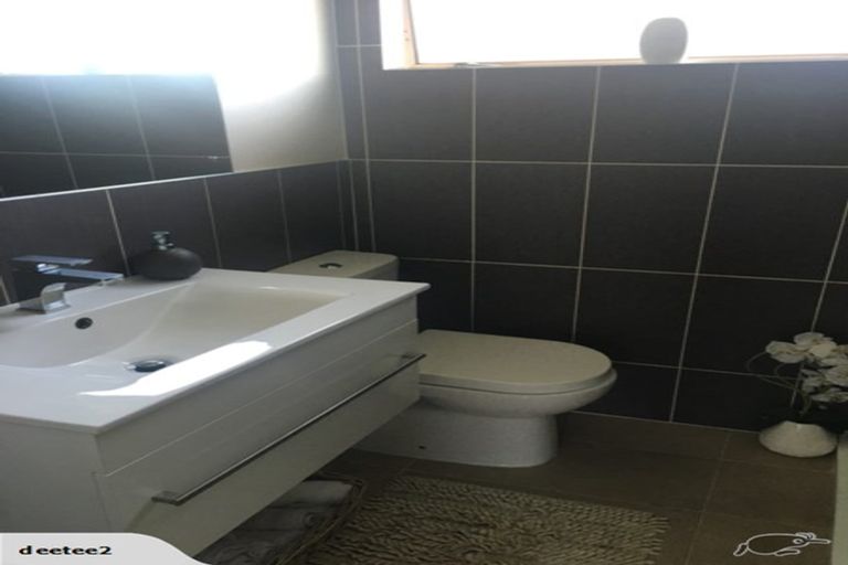 Photo of property in 1/32 Teal Crescent, Beach Haven, Auckland, 0626