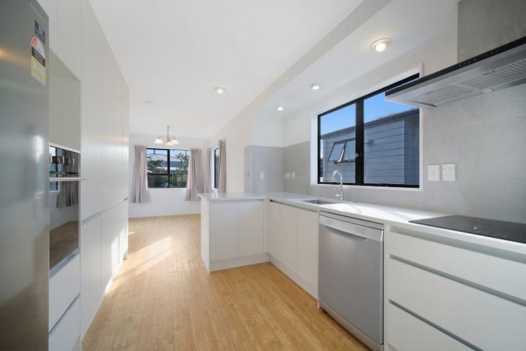 Photo of property in 2/19 Tane Street, New Lynn, Auckland, 0600