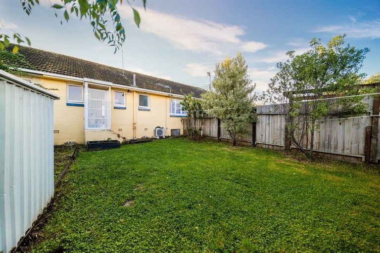 Photo of property in 2/8 Jennifer Place, Papatoetoe, Auckland, 2025