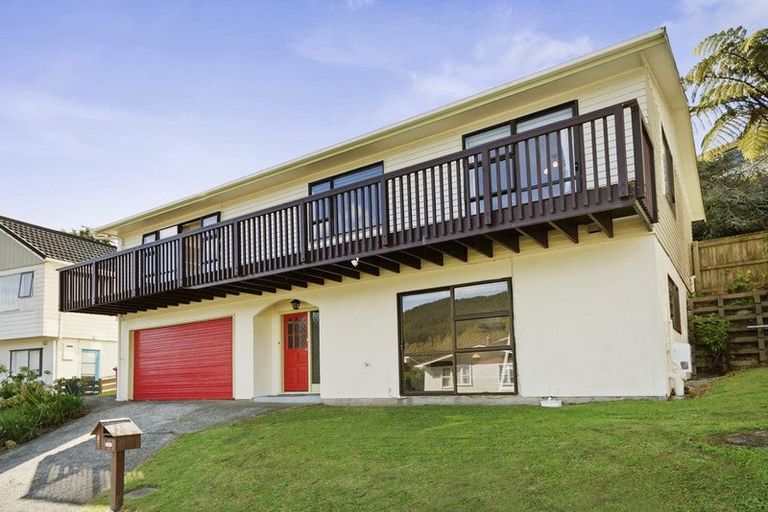 Photo of property in 6 Zande Terrace, Tawa, Wellington, 5028
