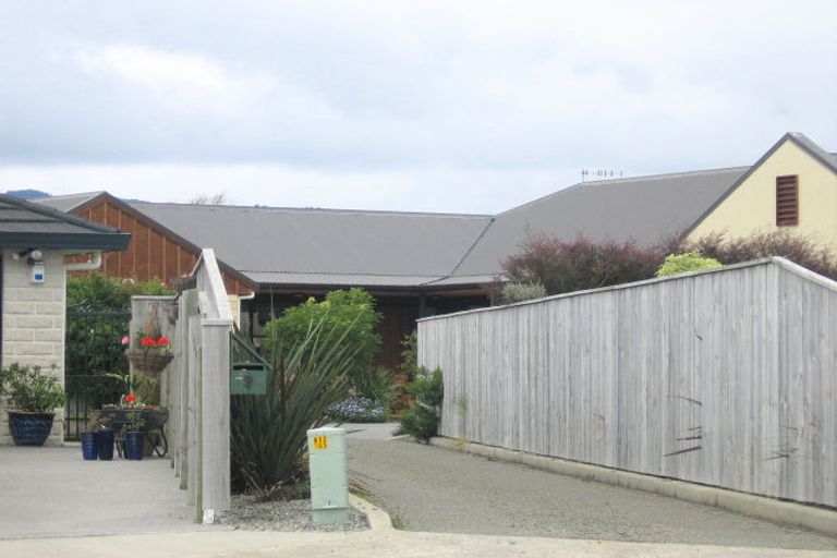 Photo of property in 11 Holcombe Drive, Paraparaumu, 5032