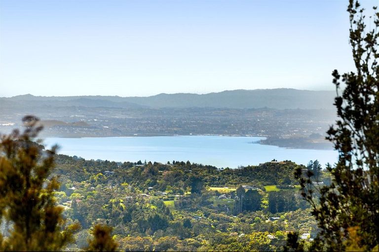 Photo of property in 13 Quinns Road, Waiatarua, Auckland, 0612