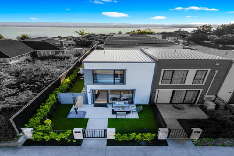 Photo of property in 8 Patariki Way, Beach Haven, Auckland, 0626