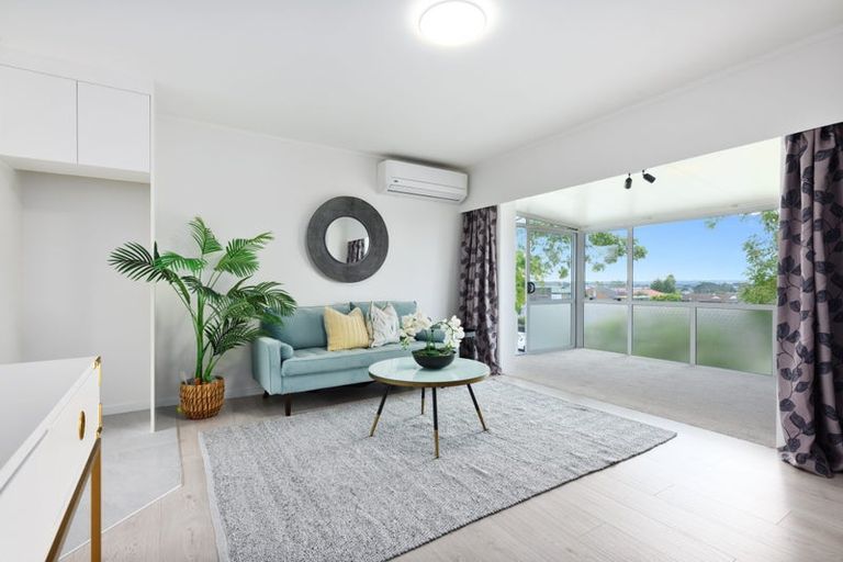 Photo of property in 1/1 Flagstaff Place, Massey, Auckland, 0614