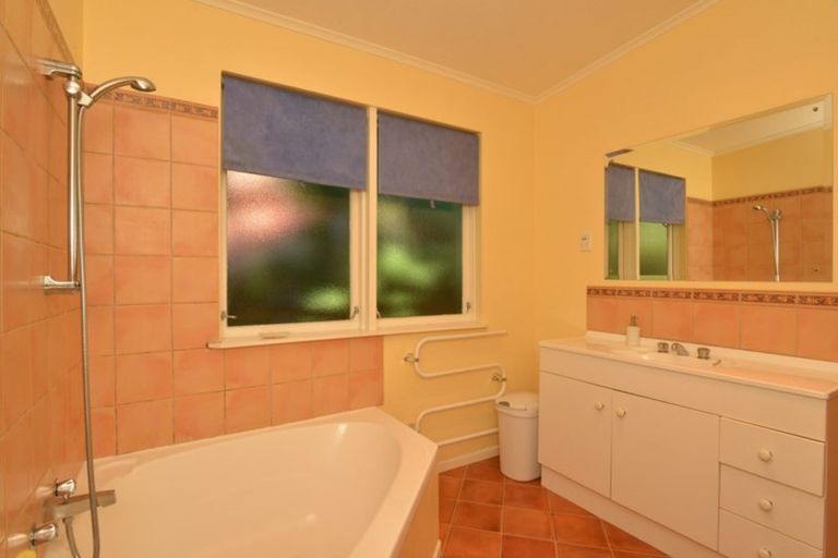 Photo of property in 50 Otitori Bay Road, Titirangi, Auckland, 0604