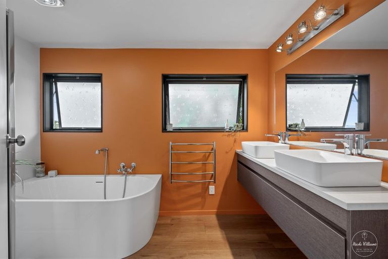 Photo of property in 37 Whaka Street, Maungaturoto, 0520