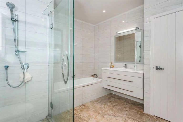 Photo of property in 11 Lake Pupuke Drive, Takapuna, Auckland, 0622