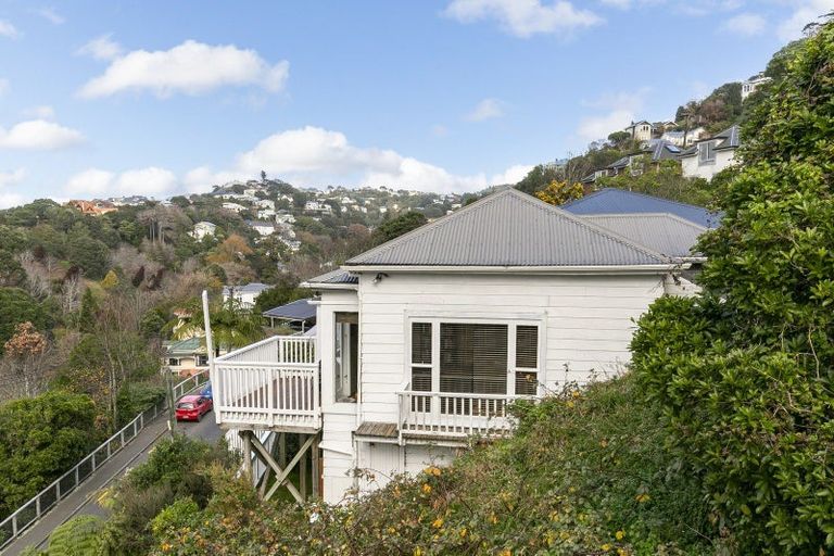 Photo of property in 67 Garden Road, Northland, Wellington, 6012