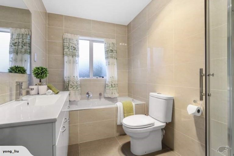 Photo of property in 84 Triangle Road, Massey, Auckland, 0614