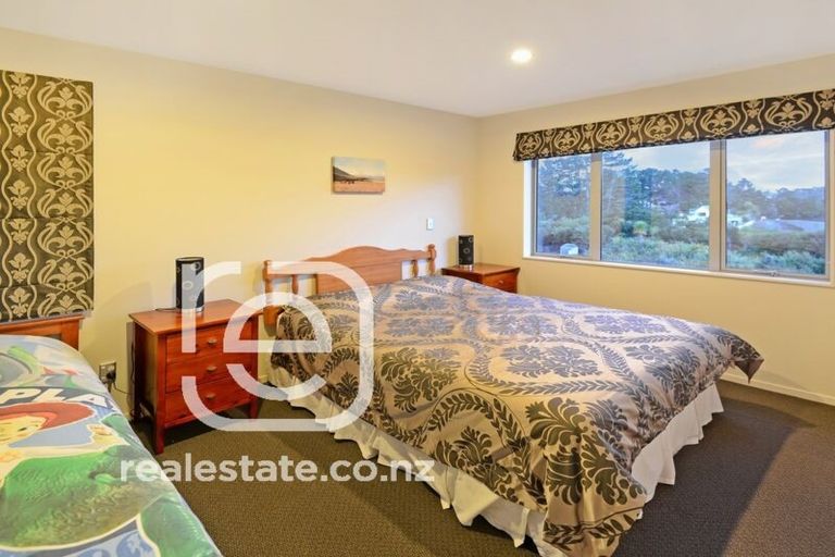 Photo of property in 16 Lakeridge Close, Northcross, Auckland, 0632