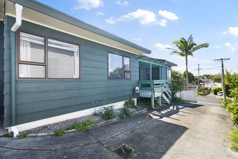 Photo of property in 21 Red Beach Road, Red Beach, 0932