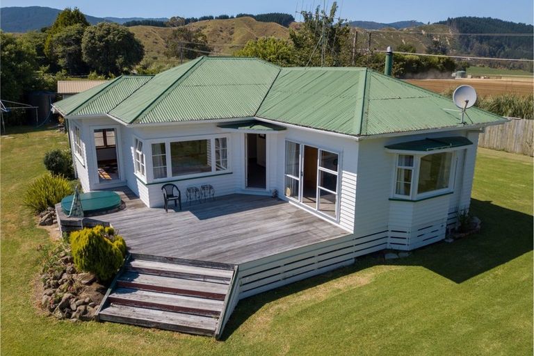 Photo of property in 35 North Manakau Road, Manakau, Levin, 5573