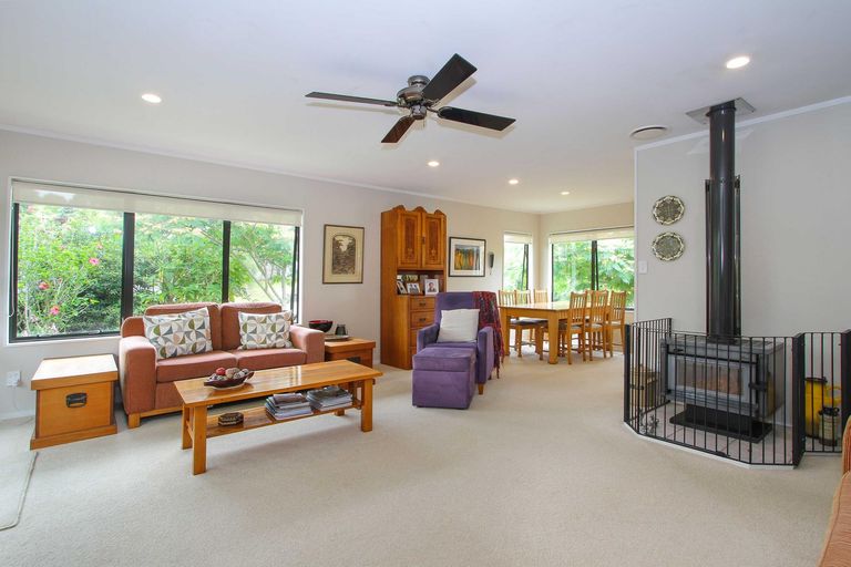 Photo of property in 5 John Webster Place, Glen Eden, Auckland, 0602
