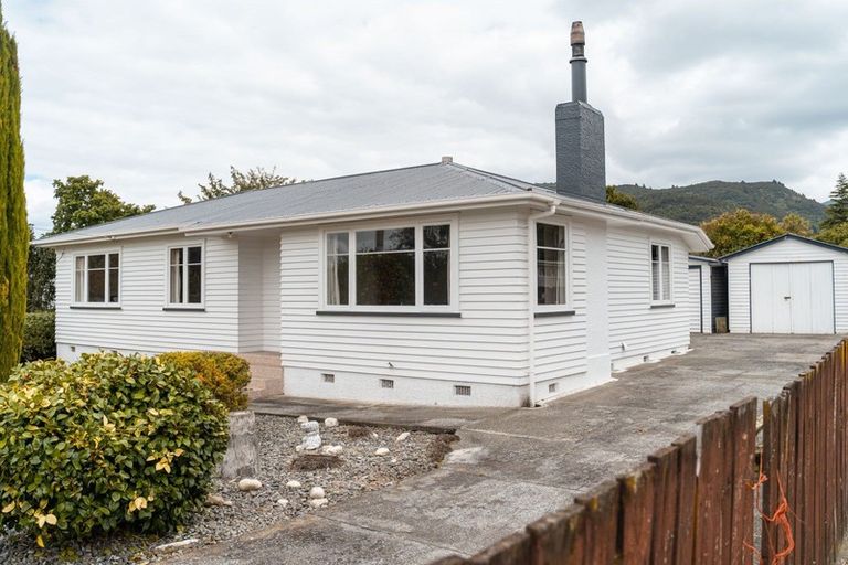 Photo of property in 8 Bethune Street, Featherston, 5710