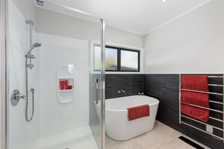 Photo of property in 35 Oakleigh Street, Maungaraki, Lower Hutt, 5010