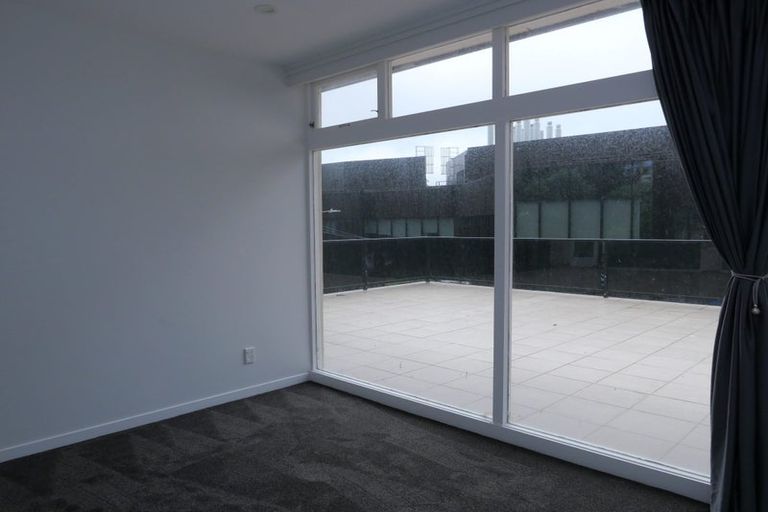 Photo of property in 70 Kelburn Parade, Kelburn, Wellington, 6012