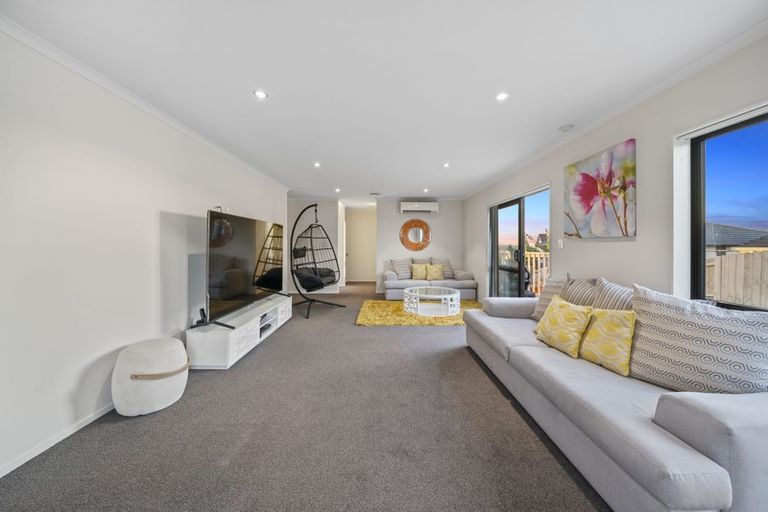 Photo of property in 14 Kereru Rise, Papakura, 2110