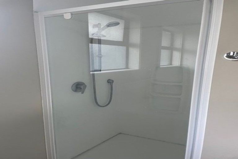 Photo of property in 39 Cotswold Crescent, Newlands, Wellington, 6037