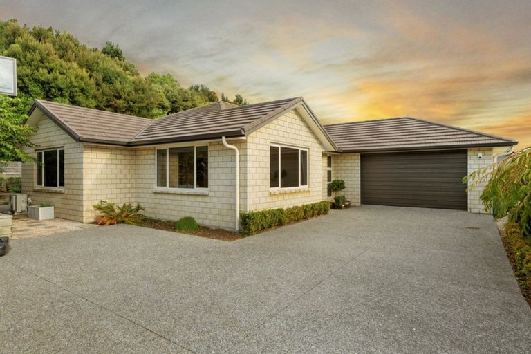 Photo of property in 16 Ellesmere Close, Pyes Pa, Tauranga, 3112