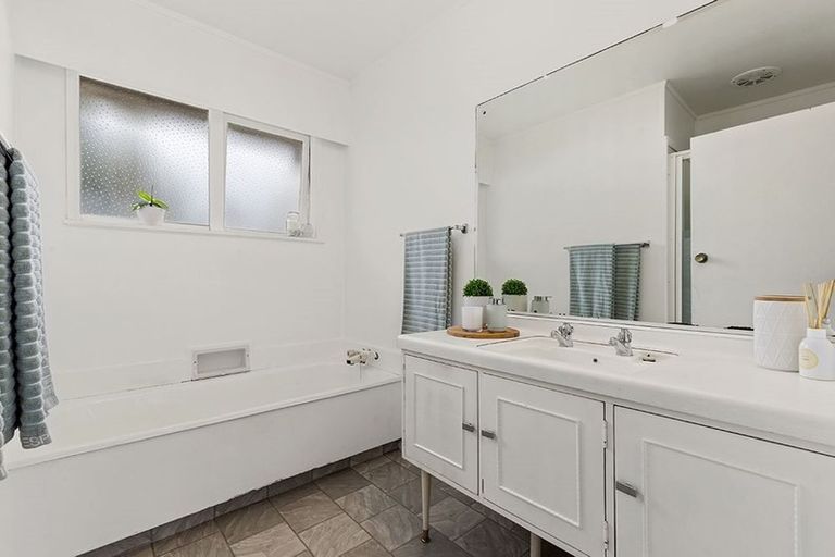 Photo of property in 29 Pooley Street, Pakuranga Heights, Auckland, 2010