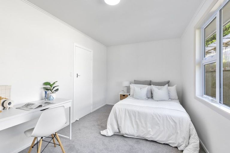 Photo of property in 9 Lomond Street, Newlands, Wellington, 6037