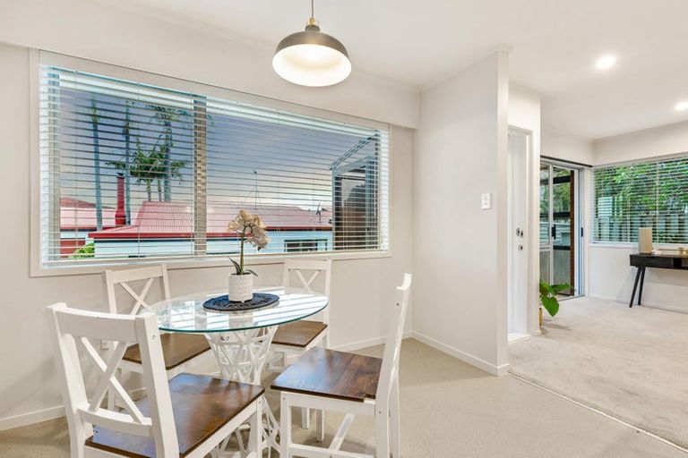 Photo of property in 2/7 Ian Place, Glendene, Auckland, 0602